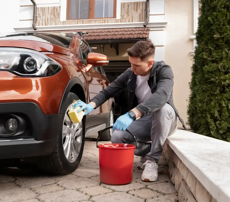 Lavage auto à domicile Dunes : professionnel intervenant sur un véhicule